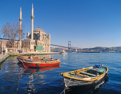 Uitzicht op de moskee van Abdulmecid in Ortakoy met de Bosphorus-brug op de achtergrond door Unbekannt Unbekannt